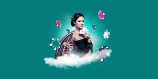 বাংলাদেশে মোবাইলে অনলাইন গেমিং উপভোগ করছেন একজন প্রাপ্তবয়স্ক ব্যবহারকারী